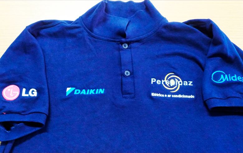 camiseta polo bordada com o logo